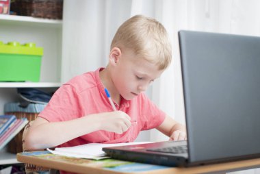 Onun ödev yapmak temel