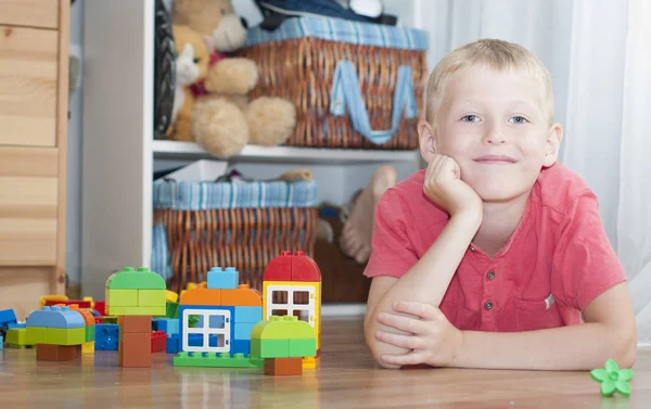 Child playing blocks — Stock Photo, Image