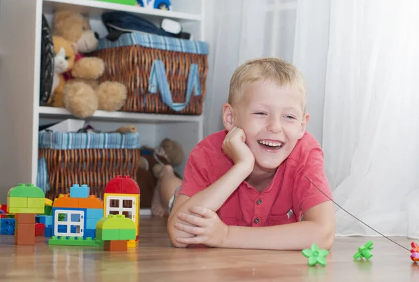 Child playing blocks — Stock Photo, Image