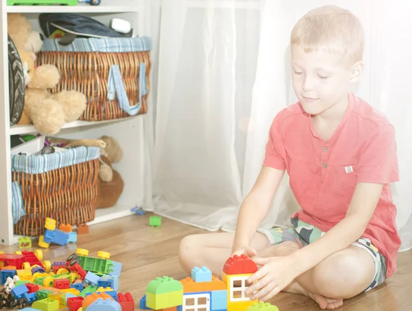 Child playing blocks — Stock Photo, Image