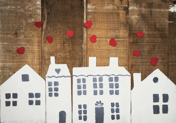 Casas de cartón y corazones rojos — Foto de Stock