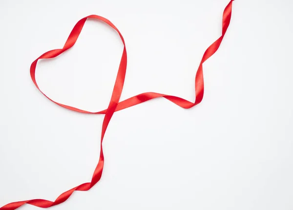 Rött band hjärta på vit bakgrund — Stockfoto