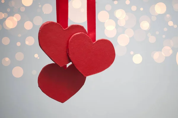 Tre hängande röda hjärtan — Stockfoto