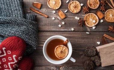 Rahat ev süveteri, eldivenleri, çay fincanı ve...