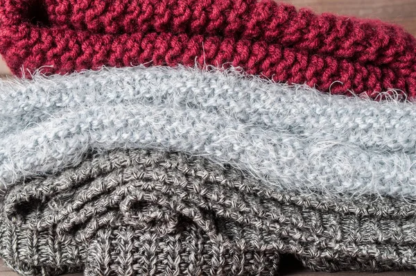 Warme Pullover und Schal bei kaltem Wetter — Stockfoto