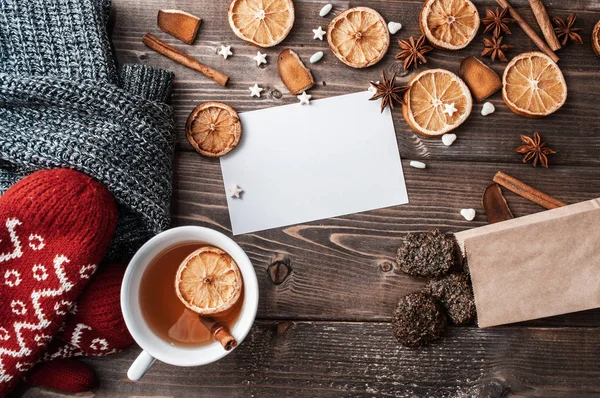 Téli lapos kényelmes otthoni pulóver, kesztyű, csésze fekete tea — Stock Fotó
