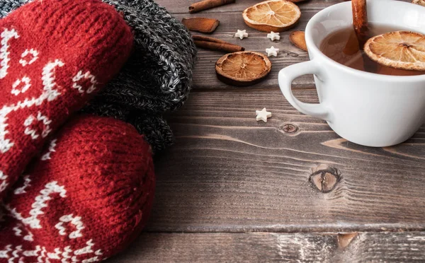 Winter flatlay with cozy home sweater, mittens, cup of black tea — Stock Photo, Image