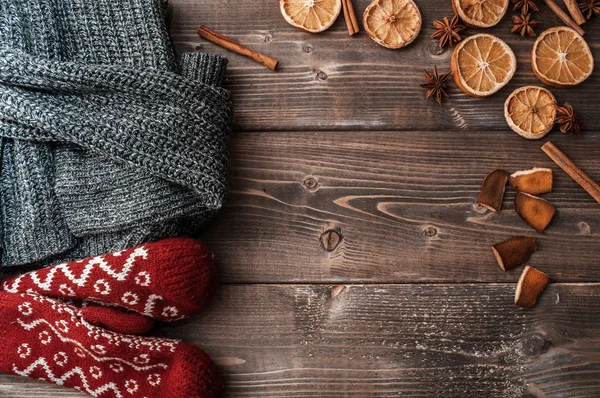 Flatlay invierno con acogedor suéter casero, manoplas y especias para mu Fotos de stock