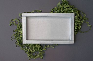 Gri renkte beyaz ahşap çerçeve poster modeli