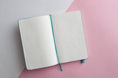 Minimalist beyaz ve pembe düz uzanış 