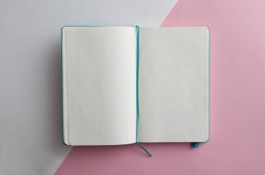 Minimalist beyaz ve pembe düz uzanış
