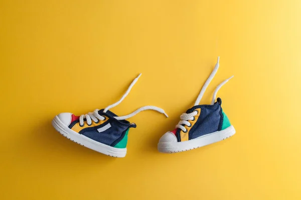 Barevné dětské boty — Stock fotografie