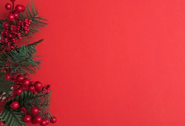 Weihnachten roter Hintergrund mit Tannenzweigen Stockbild