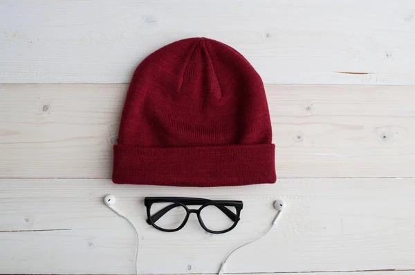 Chapéu de inverno carmesim, óculos e fones de ouvido — Fotografia de Stock