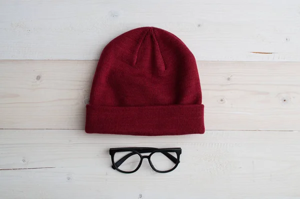 Chapéu de inverno carmesim e óculos — Fotografia de Stock