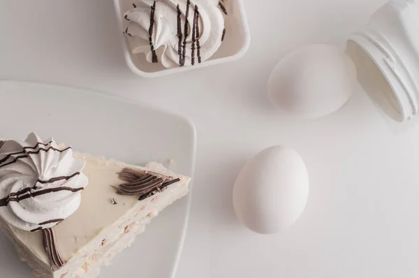 Белый торт со сливками и яйцами — стоковое фото
