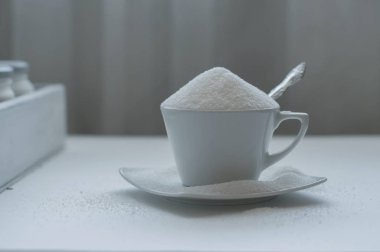 Çay bardağı dolusu beyaz şeker.