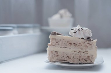 Kremalı beyaz pasta.