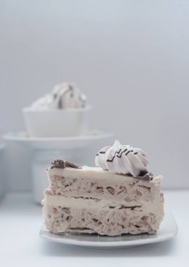 Kremalı beyaz pasta.