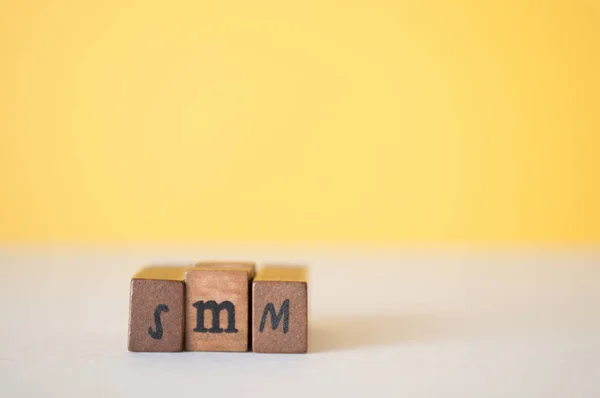 Letras smm sobre un fondo amarillo brillante — Foto de Stock