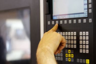 Operatör CNC makine ile çalışma