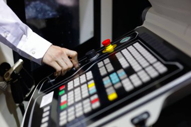 Operatör Cnc makine çalışmasını kontrol eder.