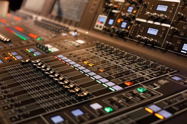 Console de mixage sonore professionnelle — Photo