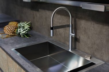 bir musluk mutfak tezgahı üzerinde ile lavabo