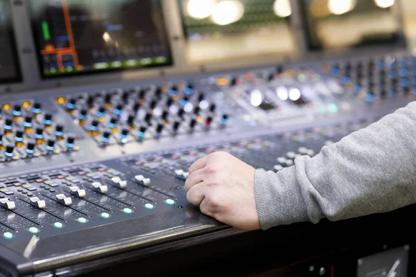 Ingeniero de sonido y consola de mezcla de audio en el estudio —  Fotos de Stock