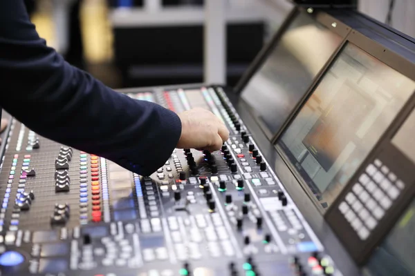 Trabajar con la consola de mezcla de audio broadcast — Foto de Stock