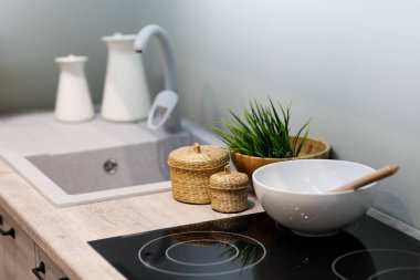 Modern mutfak tezgahı ve cam elektrikli hob