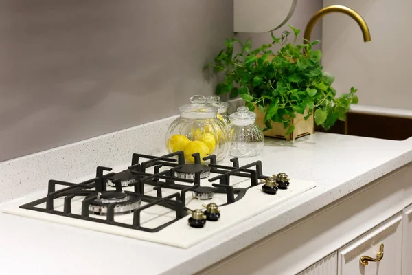 现代化的厨房计数器，内置式煤气灶 — 图库照片