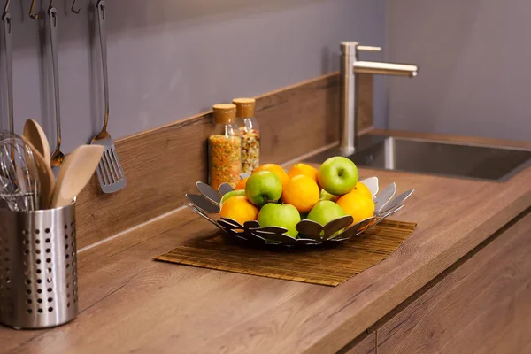Alma és narancs a fa konyhaasztalon — Stock Fotó