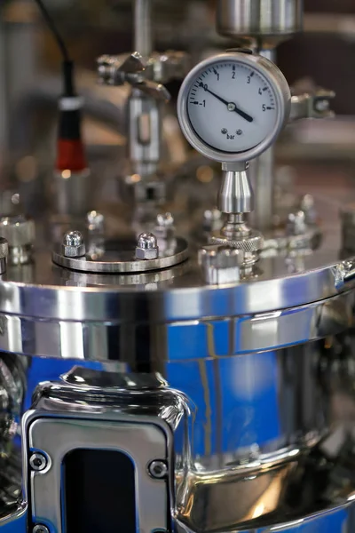 Pharmaceutical reactor with analog pressure gauge — Stockfoto