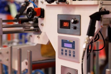 Mdf Pvc profil paketleme makinesinin kontrol paneli. Seçici odak.