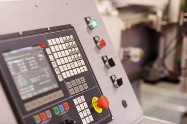 Modern makine merkezinin Cnc kontrol paneli. Seçici odak.