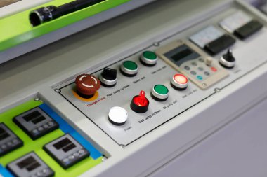 Endüstriyel makinenin kontrol paneli. Seçici odak.