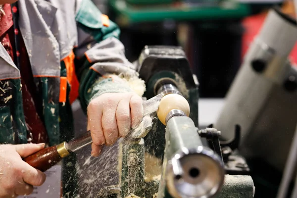 Carpinteiro Trabalho Uma Máquina Torno Torneamento Madeira Foco Seletivo — Fotografia de Stock