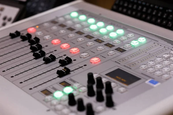 Console Mixage Audio Numérique Bureau Concentration Sélective — Photo