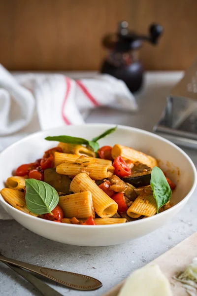 Rigatoni met Aubergine en tomaat — Stockfoto