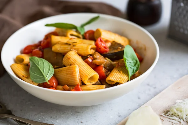 Rigatoni mit Auberginen und Tomaten — Stockfoto