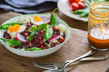 Pirinç haşlanmış yumurta ve kar bezelye salatası
