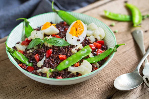 Rijst met gekookte ei en sneeuw erwt salade — Stockfoto