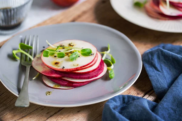 Elma ve kırmızı pancar salatası — Stok fotoğraf