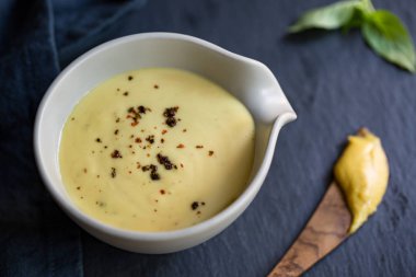 Kremalı bal hardal sosu