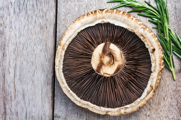 Champignon frais Portobello sur planche de bois — Photo