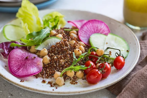 Kırmızı Quinoa nohut salatası ile — Stok fotoğraf