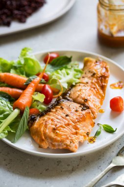 Salatalı ızgara somon.