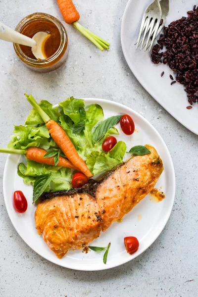 Salmão grelhado com salada — Fotografia de Stock