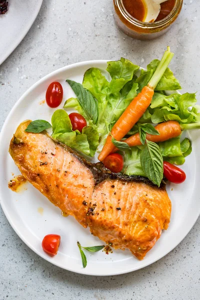 Salmone alla griglia con insalata — Foto Stock